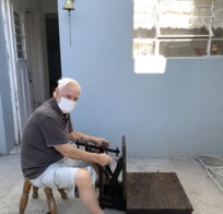 Juarez Teixeira faz trabalho de higienização de balança do galpão da CCJT