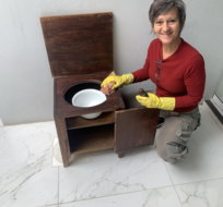 Gisele Teixeira em trabalho de restauração de cadeira piniqueira