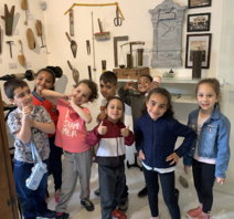 Crianças do projeto A Escola vai  ao Museu visitam a sala das profissões da CCJT