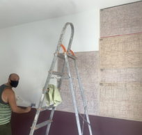 Luis Antonio Beck durante a montagem da sala da costureiras de Casa de Cultura Juarez teixeira