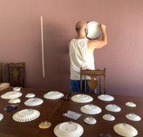 Luis Antonio Beck em montagem da sala de jantar da CCJT