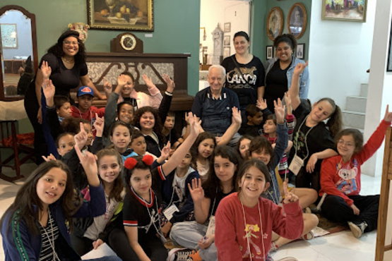 Diretor da Casa de Cultura com crinças do projeto A Escola vai ao Museu