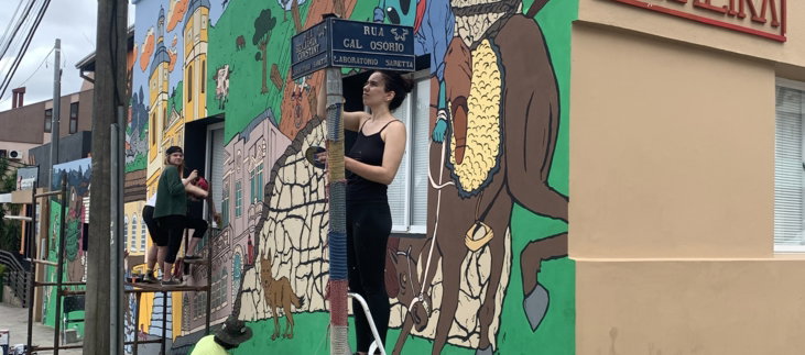Alunos de desenho industrial da UFSM pintam mural na Casas de Cultura Juarez Teixeira em Caçapava do Sul