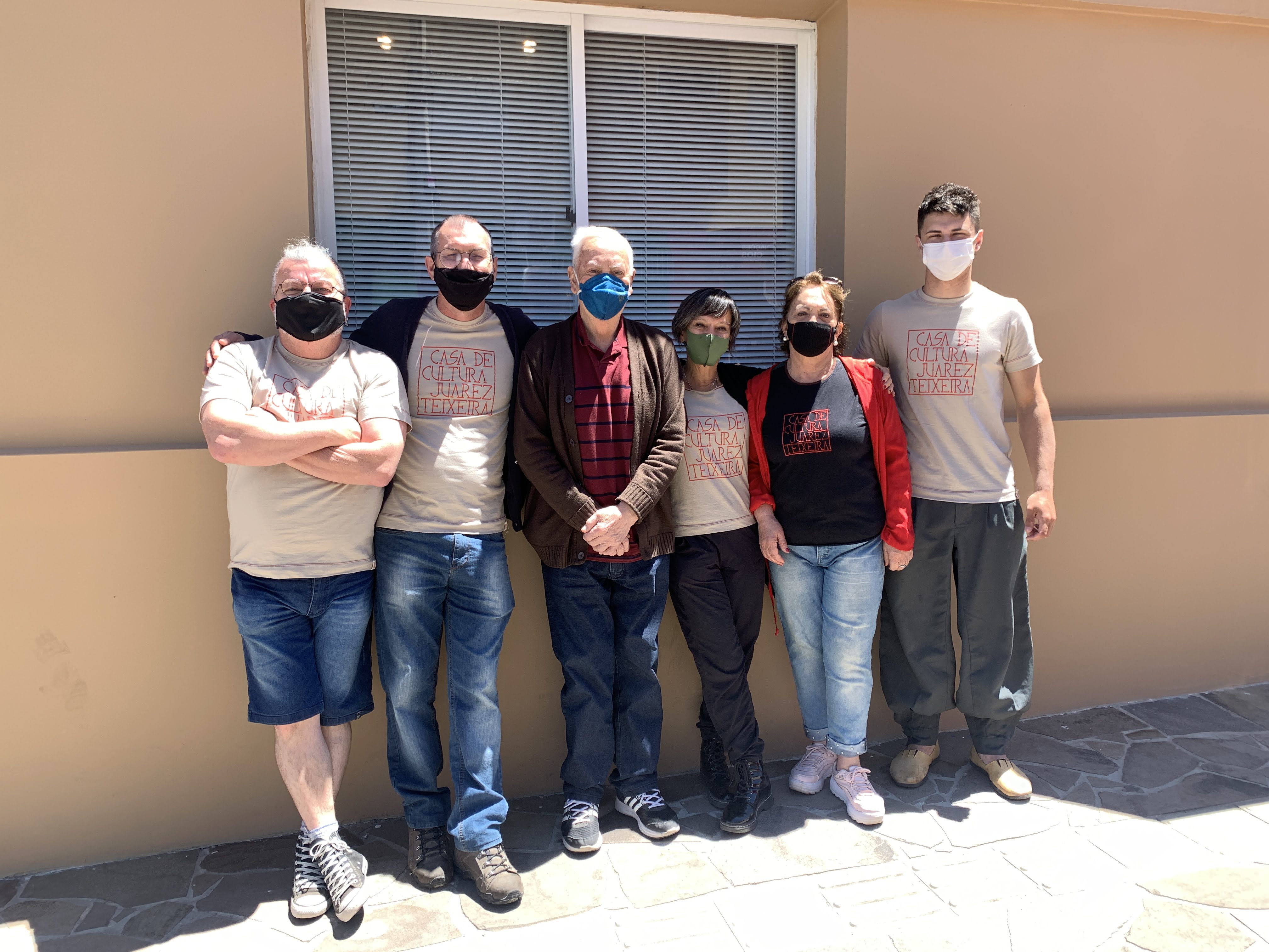 Equipe inicial da Casa de Cultura posa em frente à CCJT, ainda durante a pandemia